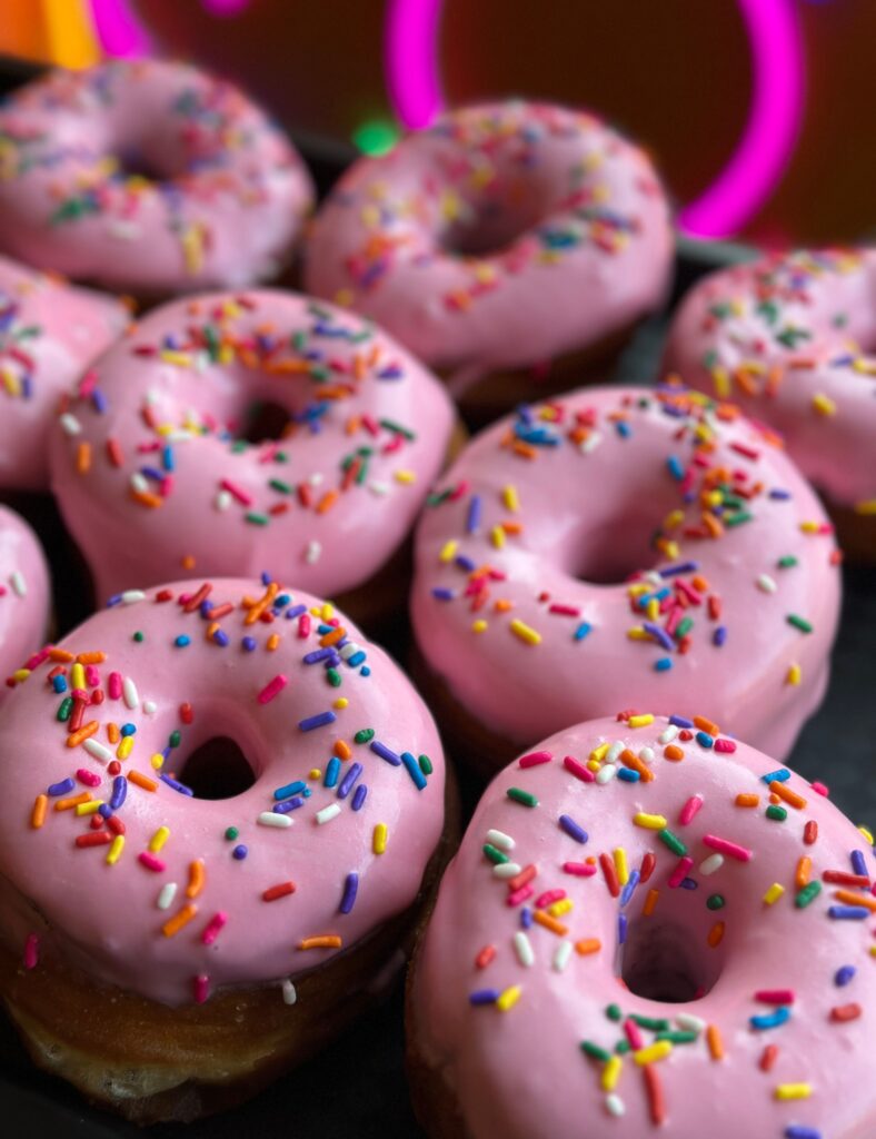 Seasonal coffees, fresh doughnuts and creative workshops – Why R Place is our go-to café this cosy season