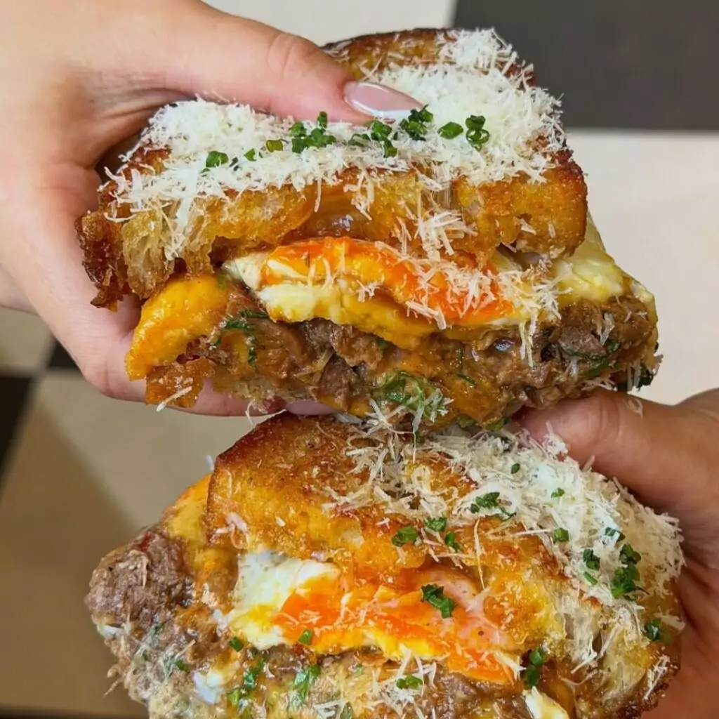 DAVEY’S Newcastle is a casual breakfast and all-day eatery serving hearty comfort food with a focus on breakfasts, NYC-style smash burgers, loaded bagels, thick milkshakes and more.