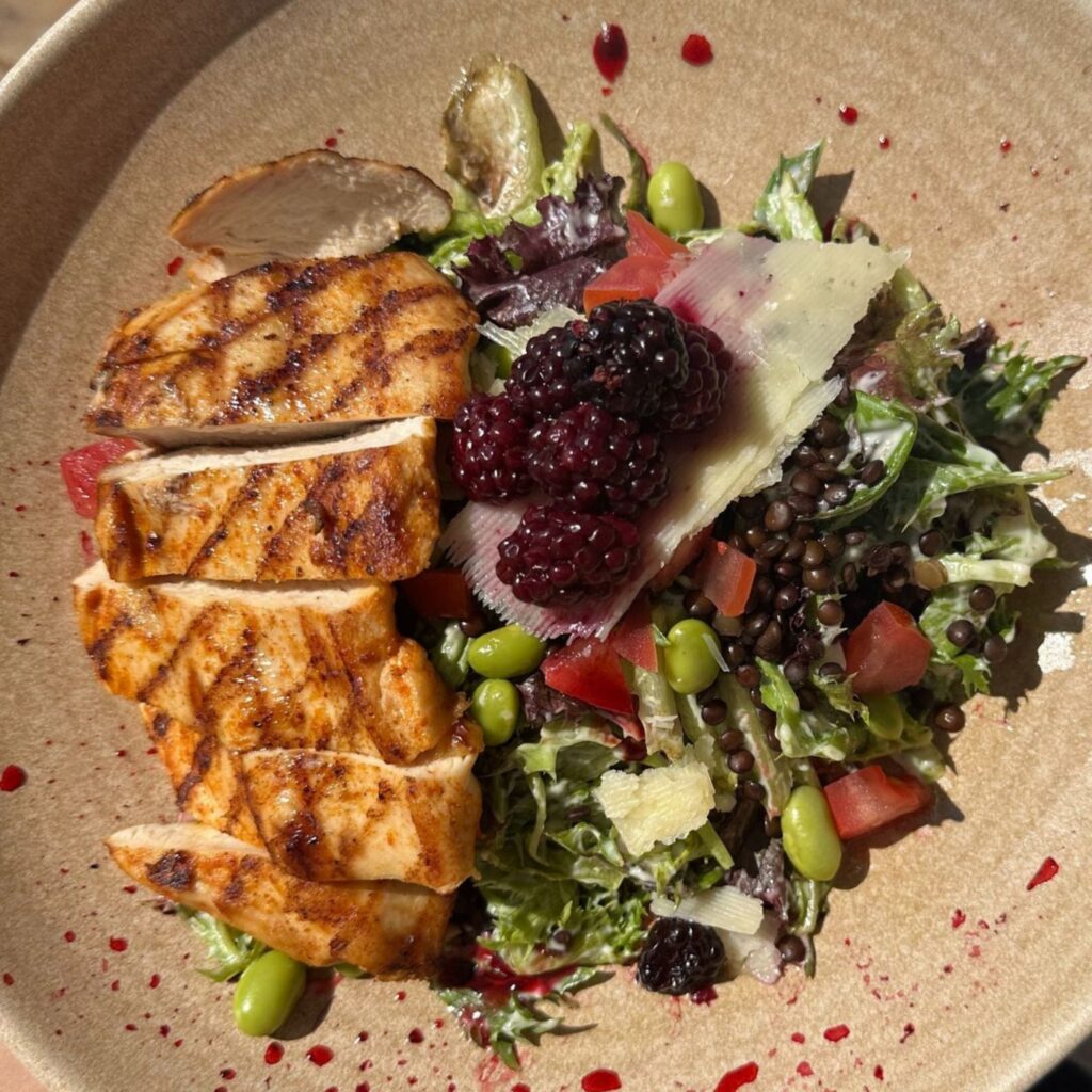 Nutritionist-approved recipe: chicken, black rice and blackberry summer salad