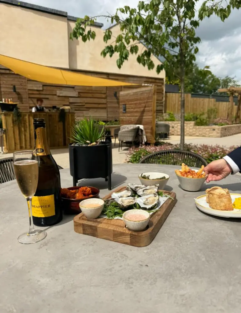 Bailiffgate Hotel, Alnwick - Courtyard sharing boards
