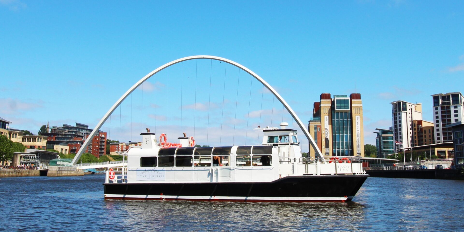 The Canny Lass in front of the Tyne Bridge - Tyne Cruises