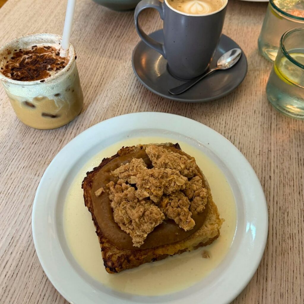APPLE CRUMBLE FRENCH TOAST AT KITH & KIN, WHITLEY BAY